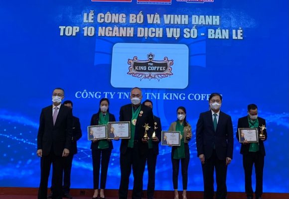 Đại diện TNI King Coffee tại Lễ trao giải Top 10 Thuong hiệu Mạnh Việt Nam 2020 -2021